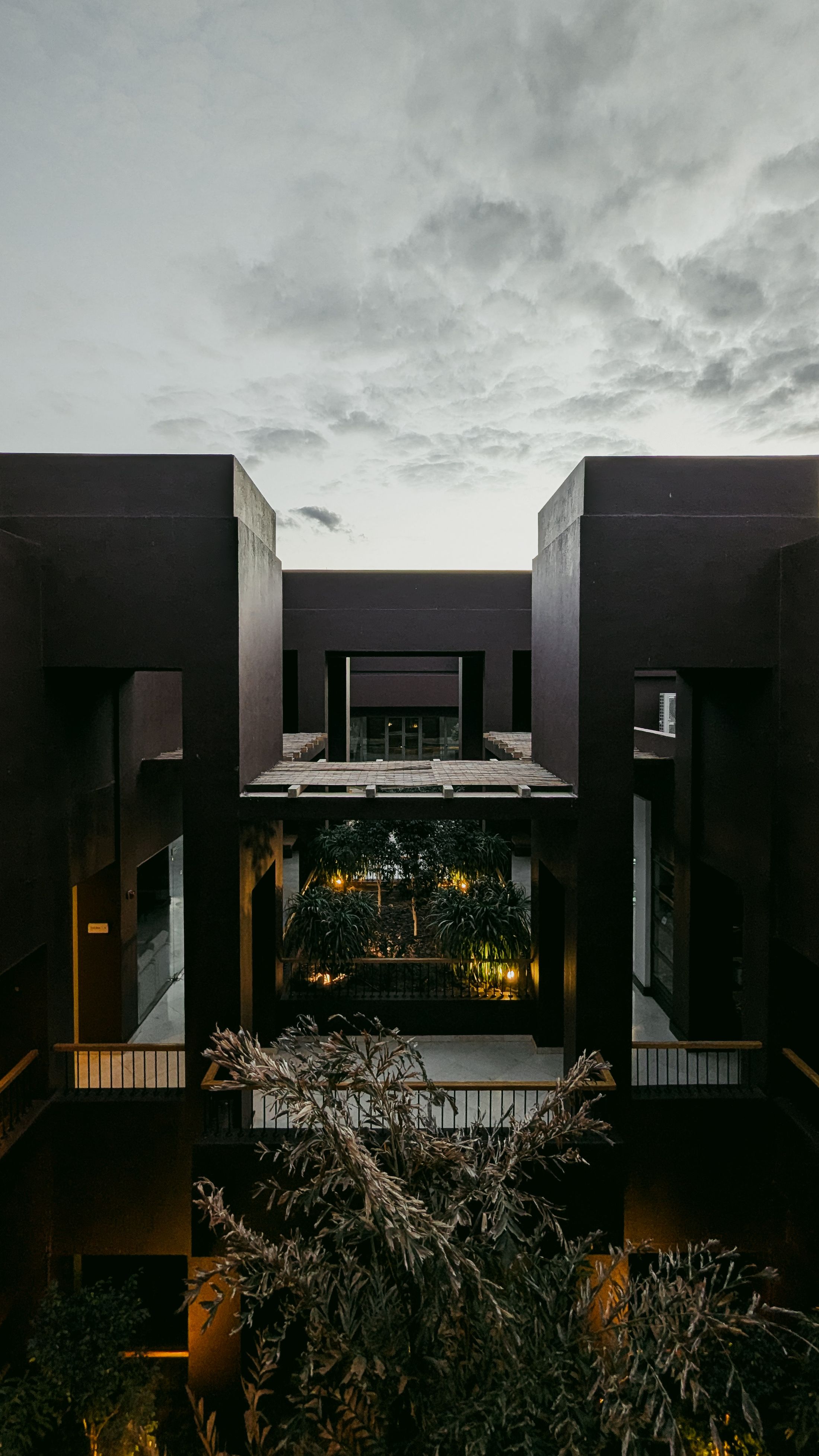 تكوين معماري داكن بتناظر واضح